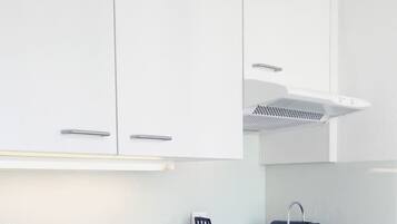 Ofen, Herdplatte, Wasserkocher mit Kaffee-/Teezubehör