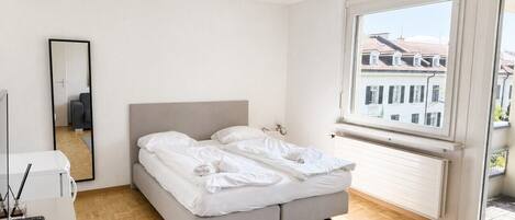 Iron/ironing board, WiFi, bed sheets