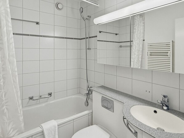 Sèche-cheveux, serviettes fournies