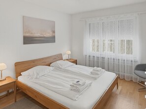 Bureau, fer et planche à repasser, Wi-Fi, draps fournis