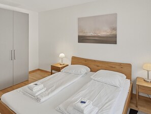 Desk, iron/ironing board, WiFi, bed sheets