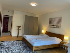 2 bedrooms, desk, iron/ironing board, WiFi