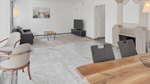 A modern living room with a fireplace, seating area, and a flat-screen TV. - Amazing 2BR flat: spacious and central (Duke2) (Zürich)
