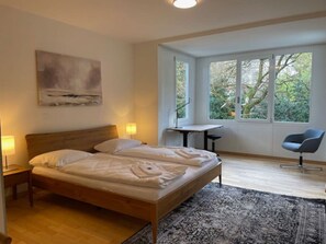 2 Schlafzimmer, Schreibtisch, Bügeleisen/Bügelbrett, WLAN