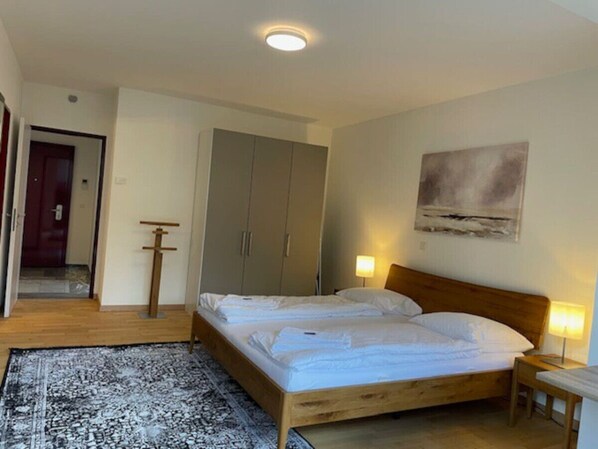 2 habitaciones, escritorio, tabla de planchar con plancha y wifi