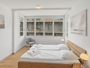 Desk, iron/ironing board, WiFi, bed sheets - Amazing 2BR flat: spacious and central (Duke2) (Zürich)