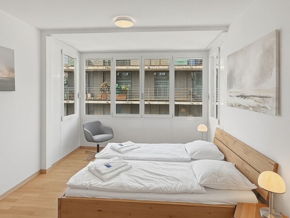Desk, iron/ironing board, WiFi, bed sheets