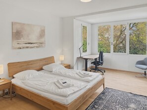 Escritorio, tabla de planchar con plancha, wifi y ropa de cama