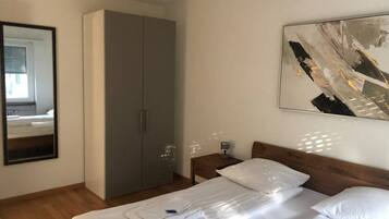 2 Schlafzimmer, Schreibtisch, BĂŒgeleisen/BĂŒgelbrett, WLAN