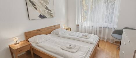 Desk, iron/ironing board, WiFi, bed sheets