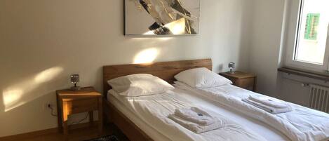 Desk, iron/ironing board, WiFi, bed sheets