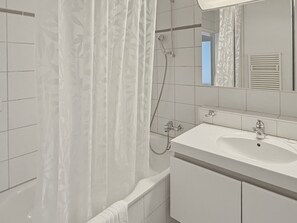 Secador de pelo, toallas