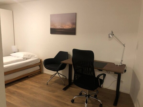 2 Schlafzimmer, Schreibtisch, Bügeleisen/Bügelbrett, WLAN