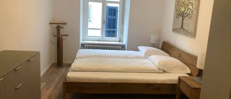 2 bedrooms, desk, iron/ironing board, WiFi