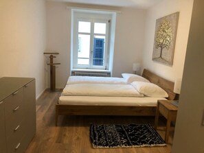 2 Schlafzimmer, Schreibtisch, Bügeleisen/Bügelbrett, WLAN