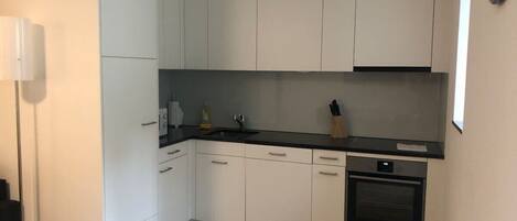 冷蔵庫、電子レンジ、オーブン、コンロ