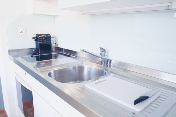 Oven, stovetop, coffee/tea maker, cookware/dishes/utensils