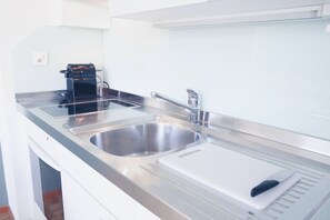 Oven, stovetop, coffee/tea maker, cookware/dishes/utensils