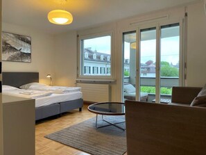 Een strijkplank/strijkijzer, wifi, beddengoed