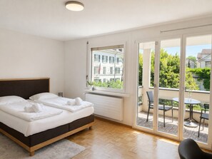 Tabla de planchar con plancha, wifi y ropa de cama 