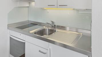 Ofen, Herdplatte, Wasserkocher mit Kaffee-/Teezubehör