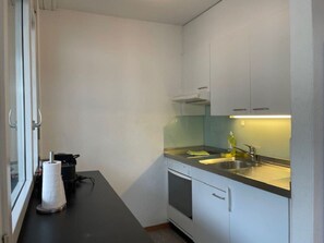Ovn, kogeplade, kaffe-/temaskine, køkkentøj/tallerkener/redskaber