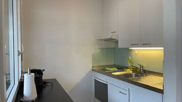 Ofen, Herdplatte, Wasserkocher mit Kaffee-/Teezubehör