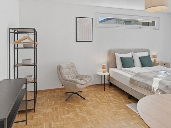Iron/ironing board, WiFi, bed sheets