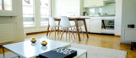 Horno, parrilla de estufa, cafetera y tetera y utensilios de cocina