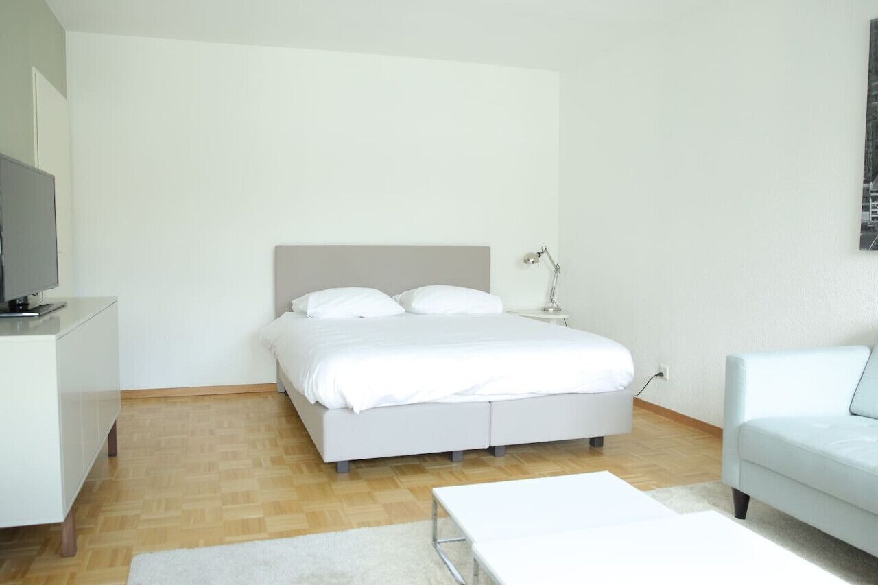 Een strijkplank/strijkijzer, wifi, beddengoed