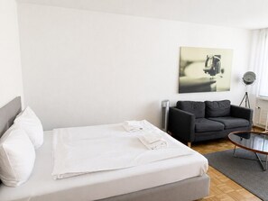 Tabla de planchar con plancha, wifi y ropa de cama