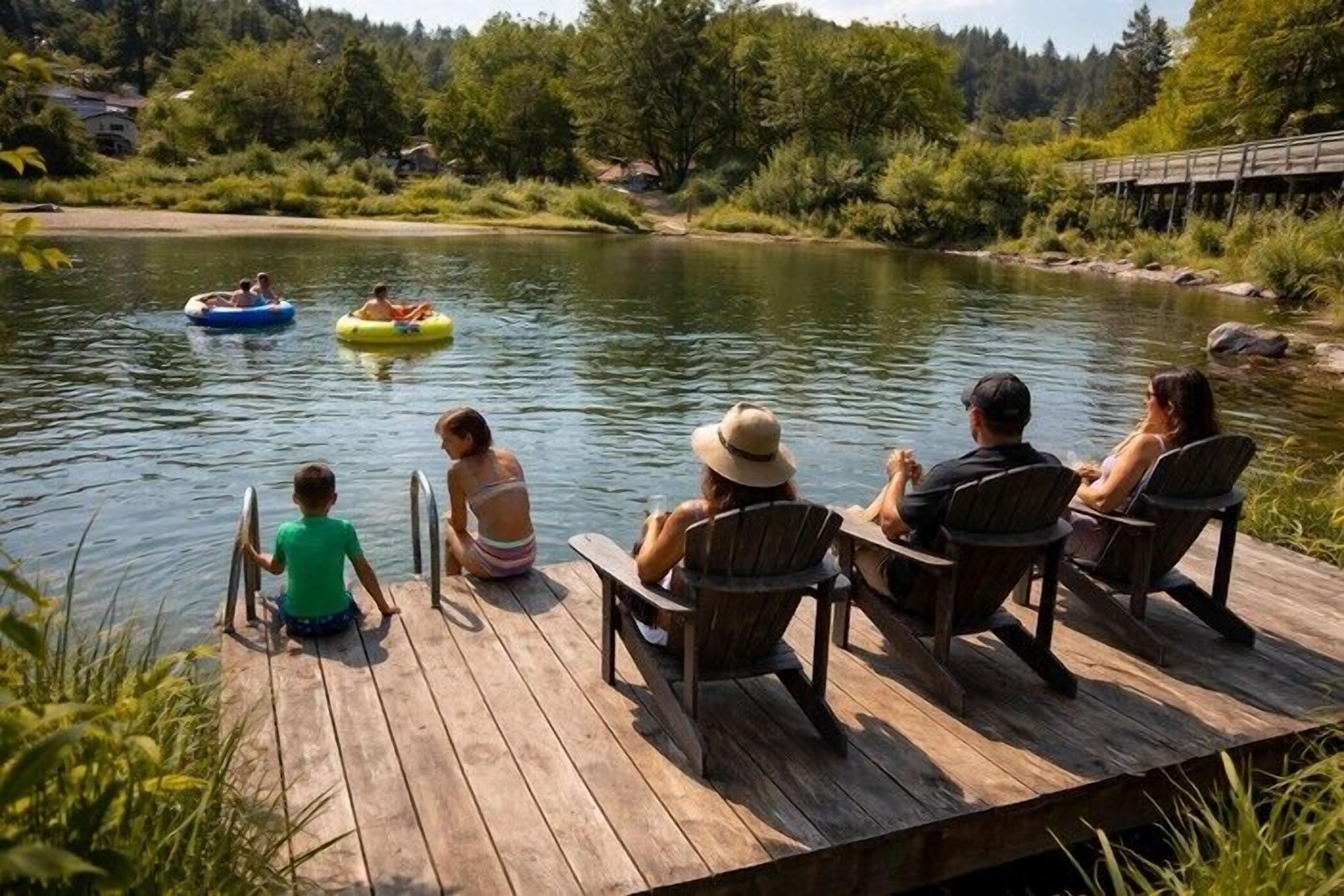 Un muelle de madera con gente sentada en sillas mirando un río tranquilo, e hidrotubos inflables en el agua.