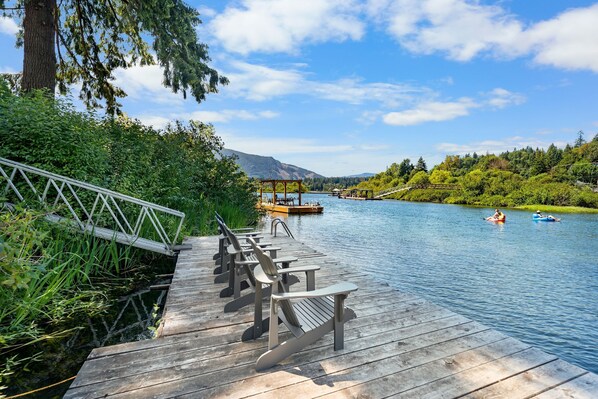 Property grounds - Riverside by Cowichan Lake Cottages (Lake Cowichan)