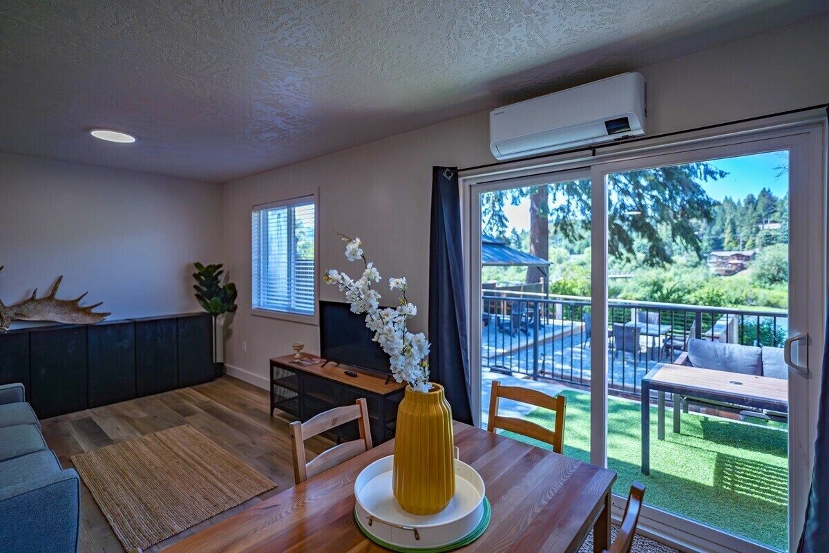 Comfort Suite, Private Bathroom, River View (Unit 7- Skutz) | Interior