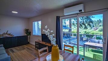 Comfort Suite, Private Bathroom, River View (Unit 7- Skutz) | Interior