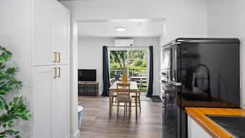 Comfort Suite, Private Bathroom, River View (Unit 7- Skutz) | Dining