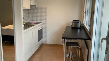 Ofen, Herdplatte, Wasserkocher mit Kaffee-/Teezubehör