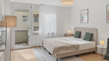 Escritorio, tabla de planchar con plancha, wifi y ropa de cama