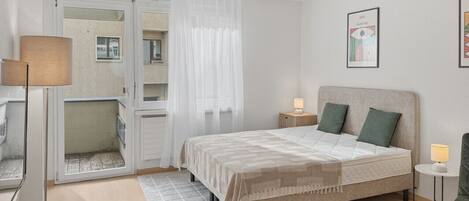 Desk, iron/ironing board, WiFi, bed sheets