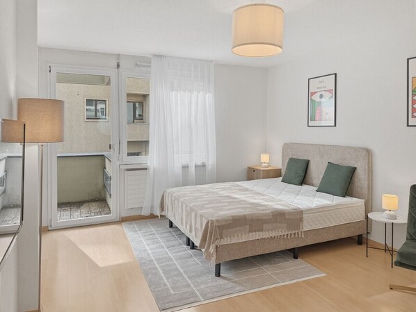 Desk, iron/ironing board, WiFi, bed sheets