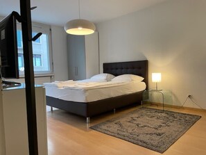 1 makuuhuone, työpöytä, silitysrauta/-lauta, Wi-Fi