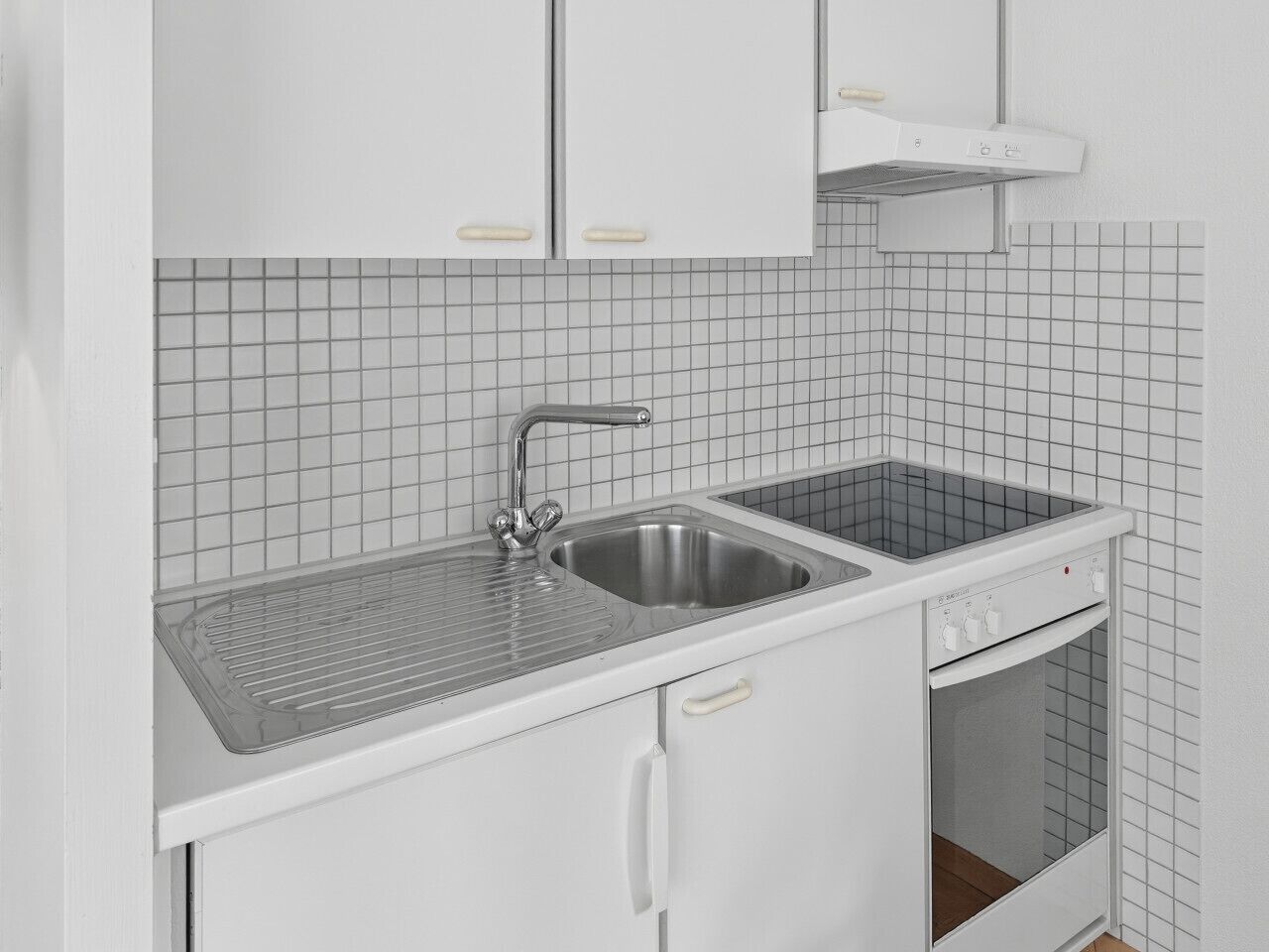 Horno, parrilla de estufa, cafetera y tetera y utensilios de cocina 