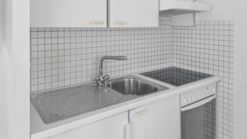 Horno, parrilla de estufa, cafetera y tetera y utensilios de cocina