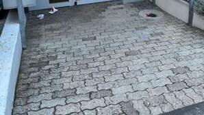 En byggnadsentré med en glasdörr, en trappa inuti och en brevlåda på höger sida.