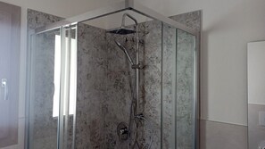 Ducha, secador de pelo y bidé