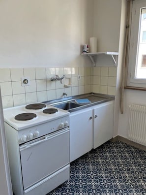 Oven, stovetop, coffee/tea maker, cookware/dishes/utensils