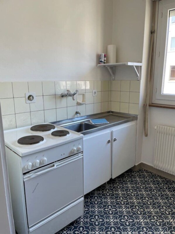 Oven, stovetop, coffee/tea maker, cookware/dishes/utensils