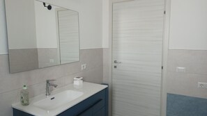 Douche, sèche-cheveux, bidet