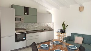 Réfrigérateur, four à micro-ondes, un four, surface de cuisson