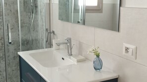 Douche, sèche-cheveux, bidet